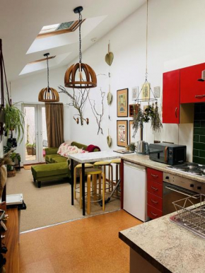 Quirky Stay 10 min walk to city with free parking
